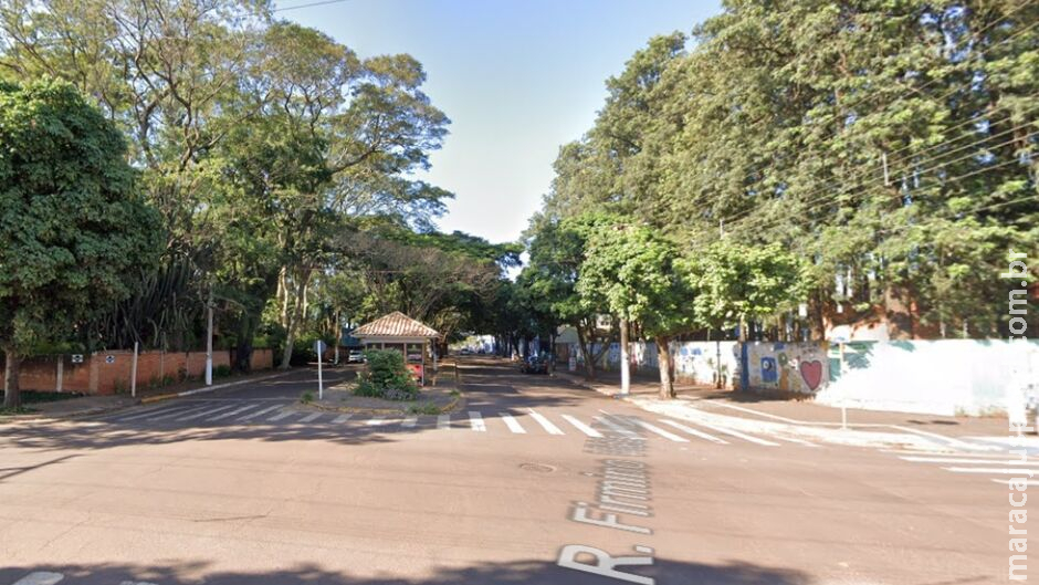 Mulher flagra homem mostrando pênis ao lado de escola em Dourados