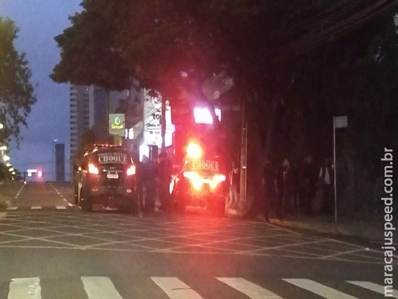 Policiais do Choque prendem mulher que tentou dar calote em boate e ameaçou funcionários com arma Policiais do Choque prendem mulher que tentou dar calote em boate e ameaçou funcionários com arma