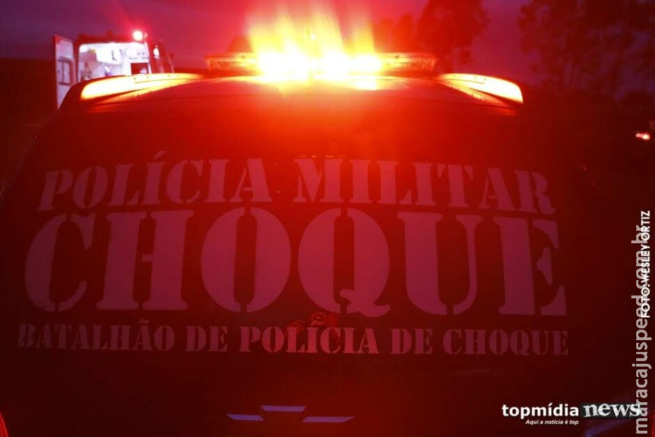 Policial tem alucinações e dá tiros contra parede de casa no Los Angeles Policial tem alucinações e dá tiros contra parede de casa no Los Angeles