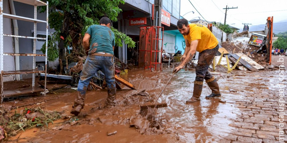 Trens urbanos voltam a operar na região metropolitana de Porto Alegre Trens urbanos voltam a operar na região metropolitana de Porto Alegre
