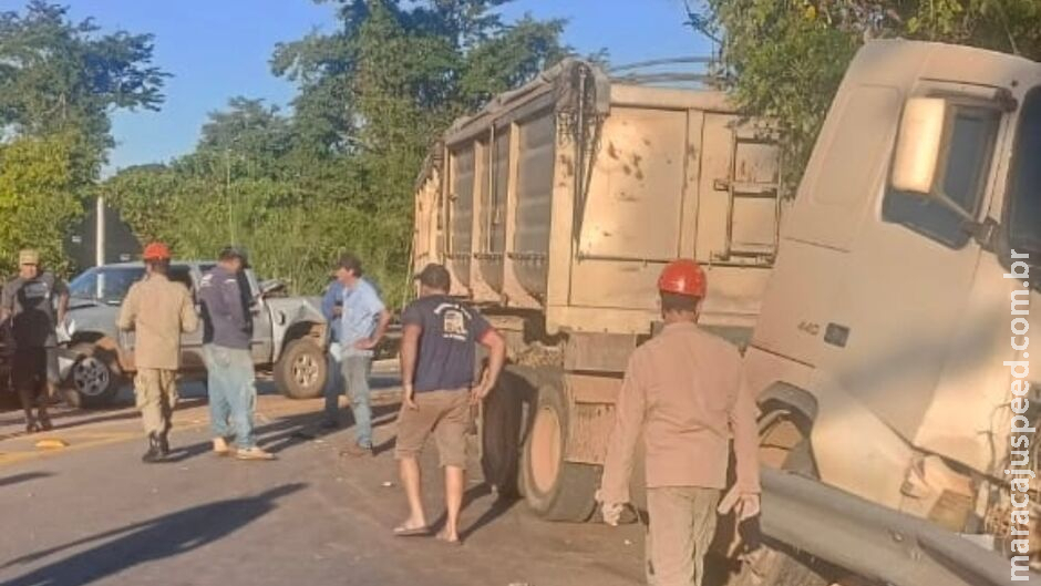 Acidente entre duas carretas e caminhonete deixa dois feridos em Bonito Acidente entre duas carretas e caminhonete deixa dois feridos em Bonito