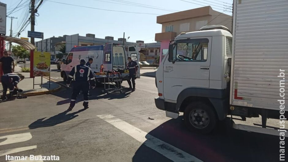 Acidente entre moto e caminhão deixa motociclista ferida na Rui Barbos Acidente entre moto e caminhão deixa motociclista ferida na Rui Barbos