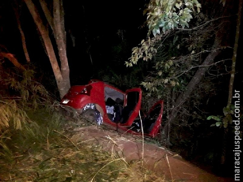 Adolescente morre e duas mulheres ficam feridas após carro sair de pista, na MS-339 Adolescente morre e duas mulheres ficam feridas após carro sair de pista, na MS-339