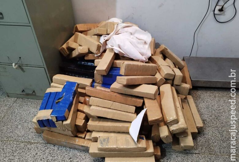 Após denúncia, três são presos por tráfico de drogas no Jardim Água Boa Após denúncia, três são presos por tráfico de drogas no Jardim Água Boa