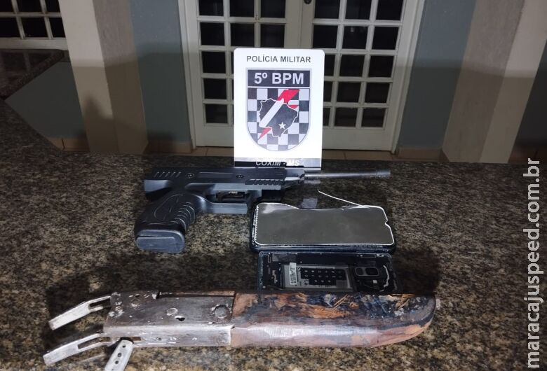 Armas são apreendidas em residência de homem acusado de agredir esposa com socos e chutes Armas são apreendidas em residência de homem acusado de agredir esposa com socos e chutes