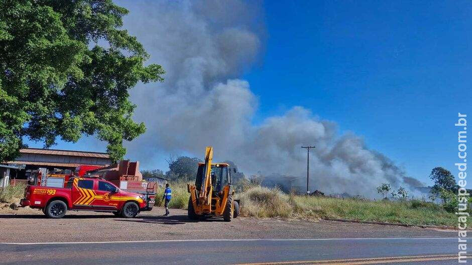 Bombeiros fazem operação para controlar incêndio em antiga fábrica da Frutilla Bombeiros fazem operação para controlar incêndio em antiga fábrica da Frutilla