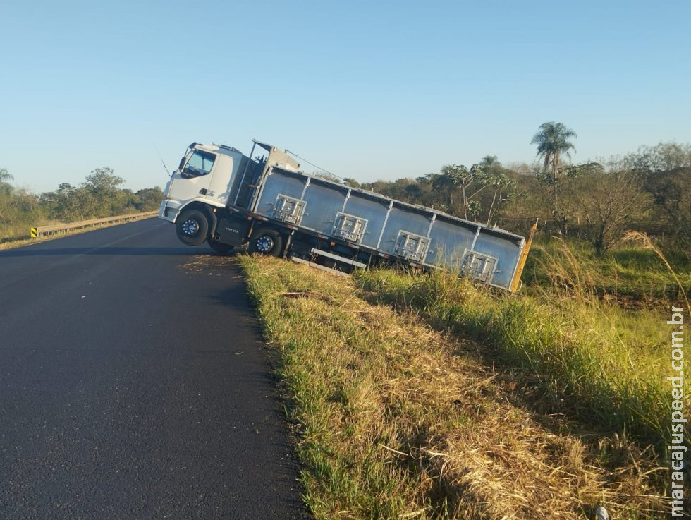 Caminhão sai da pista próximo à ponte do rio São Domingos na MS-157 Caminhão sai da pista próximo à ponte do rio São Domingos na MS-157