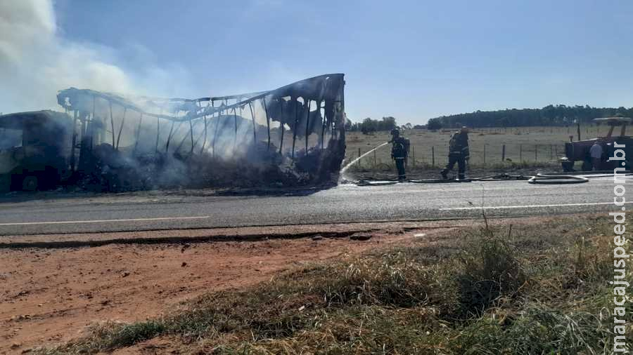 Carreta carregada de ração é destruída pelo fogo na rodovia que liga Anaurilândia e Bataguassu Carreta carregada de ração é destruída pelo fogo na rodovia que liga Anaurilândia e Bataguassu