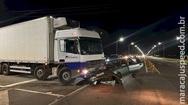 Carro é destruído ao colidir com caminhão, em MS Carro é destruído ao colidir com caminhão, em MS