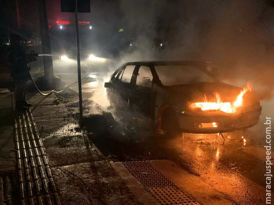 Carro é tomado por incêndio e fica completamente destruído em Três Lagoas