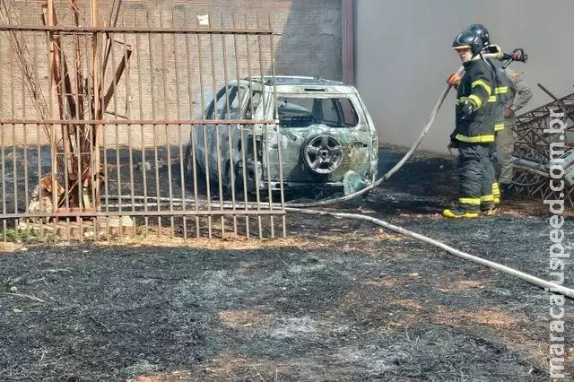 Carro guardado em terreno de Chapadão do Sul fica destruído após incêndio no local Carro guardado em terreno de Chapadão do Sul fica destruído após incêndio no local