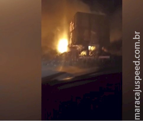 Carroceria de carreta fica destruída em incêndio às margens da BR-262 Carroceria de carreta fica destruída em incêndio às margens da BR-262