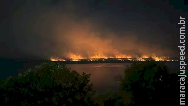 Chamas no Pantanal iluminam noite de Corumbá; imagens impressionam Chamas no Pantanal iluminam noite de Corumbá; imagens impressionam