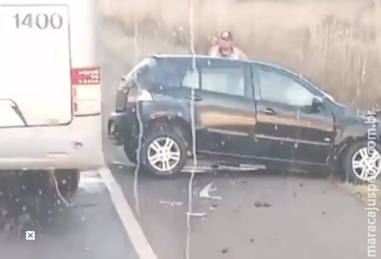 Condutor morre ao bater carro contra caminhão boiadeiro Condutor morre ao bater carro contra caminhão boiadeiro