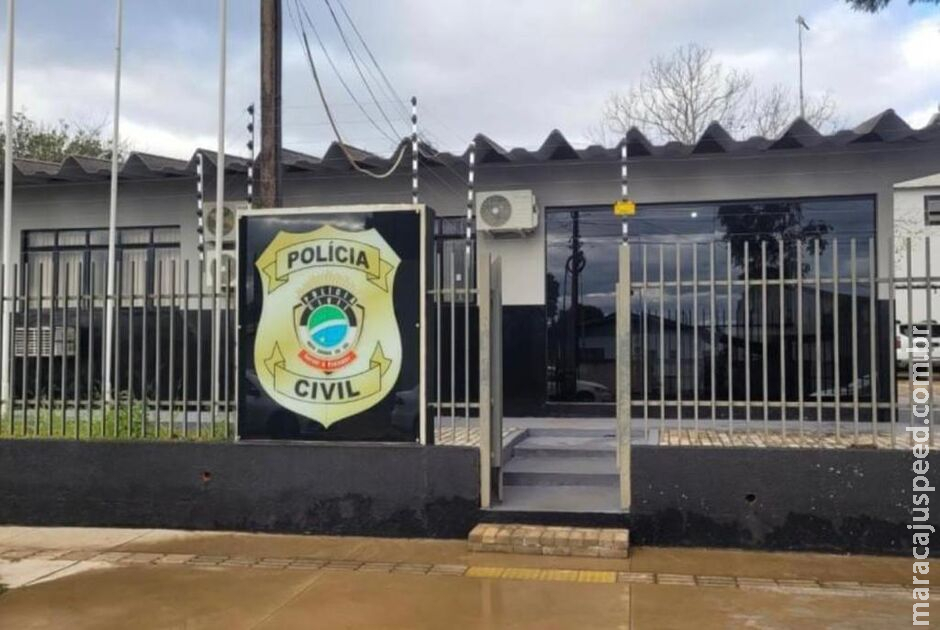 Criança de 5 anos é resgatada após ser deixada trancada dentro do carro pelo pai em Naviraí Criança de 5 anos é resgatada após ser deixada trancada dentro do carro pelo pai em Naviraí