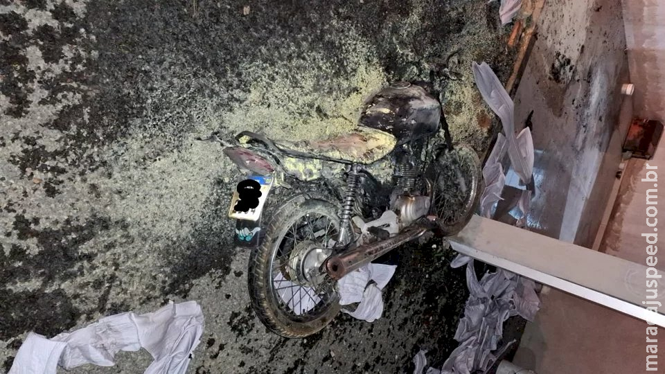 Esposa coloca fogo em motocicleta de companheiro após discussão em MS Esposa coloca fogo em motocicleta de companheiro após discussão em MS