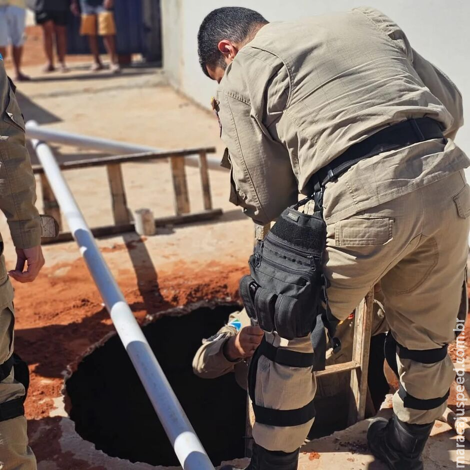 Família se desespera durante resgate de trabalhador soterrado em fossa Família se desespera durante resgate de trabalhador soterrado em fossa