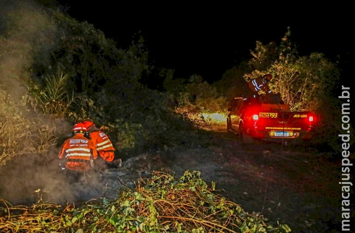 Frente fria favorece combate aos incêndios, e trabalho do Corpo de Bombeiros volta a invadir a noite Frente fria favorece combate aos incêndios, e trabalho do Corpo de Bombeiros volta a invadir a noite