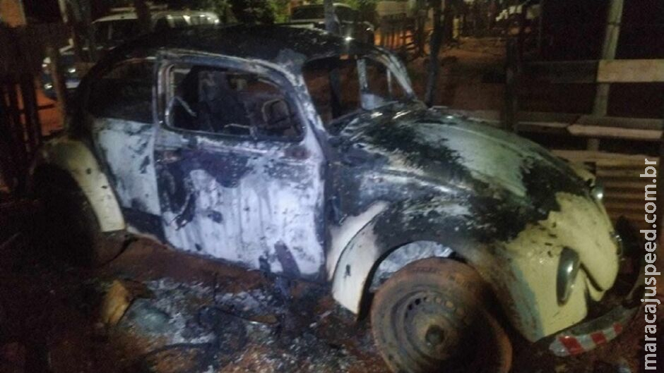 Fusca fica destruído após ser incendiado por suspeito que invadiu casa em Água Clara Fusca fica destruído após ser incendiado por suspeito que invadiu casa em Água Clara