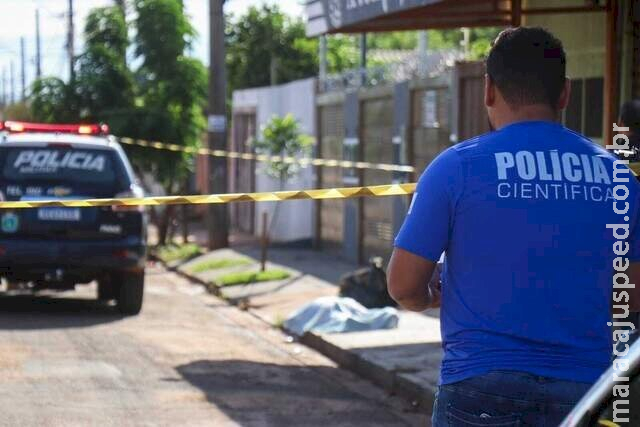 Homem morre com pelo menos 4 tiros, em Campo Grande Homem morre com pelo menos 4 tiros, em Campo Grande