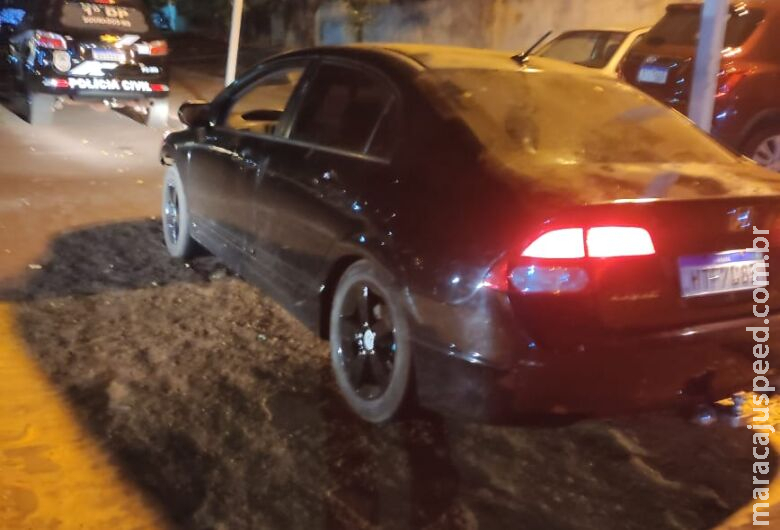Homem mostra dedo do meio a policiais e dá Homem mostra dedo do meio a policiais e dá