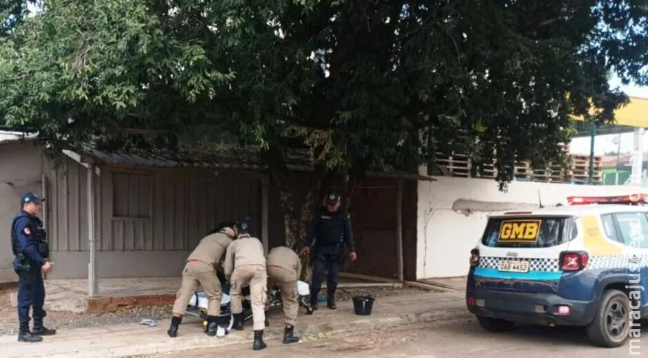 Homem tem surto e se joga na frente de veículos em Bonito Homem tem surto e se joga na frente de veículos em Bonito