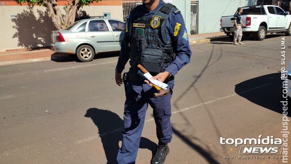 Idoso que esfaqueou motoboy no Centro usou martelo para destruir carro e ameaçar pessoas Idoso que esfaqueou motoboy no Centro usou martelo para destruir carro e ameaçar pessoas