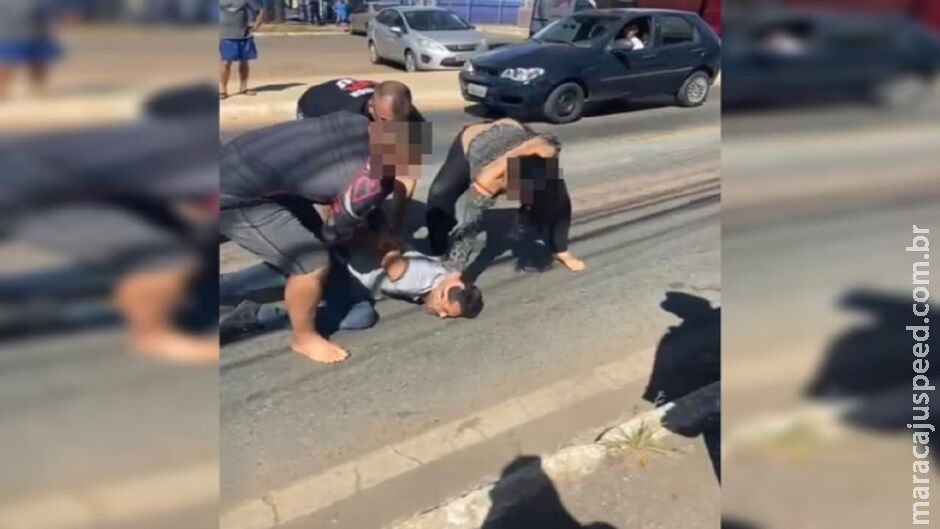 Ladrão é rendido por lutadores de jiu-jítsu e apanha de mulher Ladrão é rendido por lutadores de jiu-jítsu e apanha de mulher
