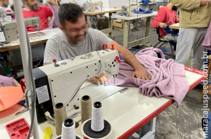 Mantas para vítimas de enchente no RS são confeccionadas na penitenciária de Três Lagoas