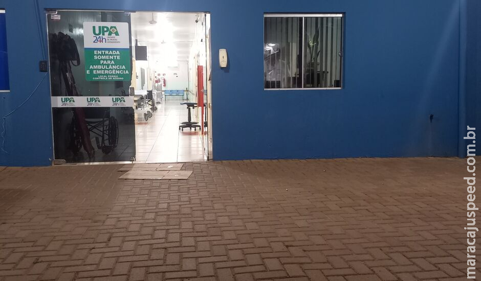 Menino torce a cabeça em Menino torce a cabeça em