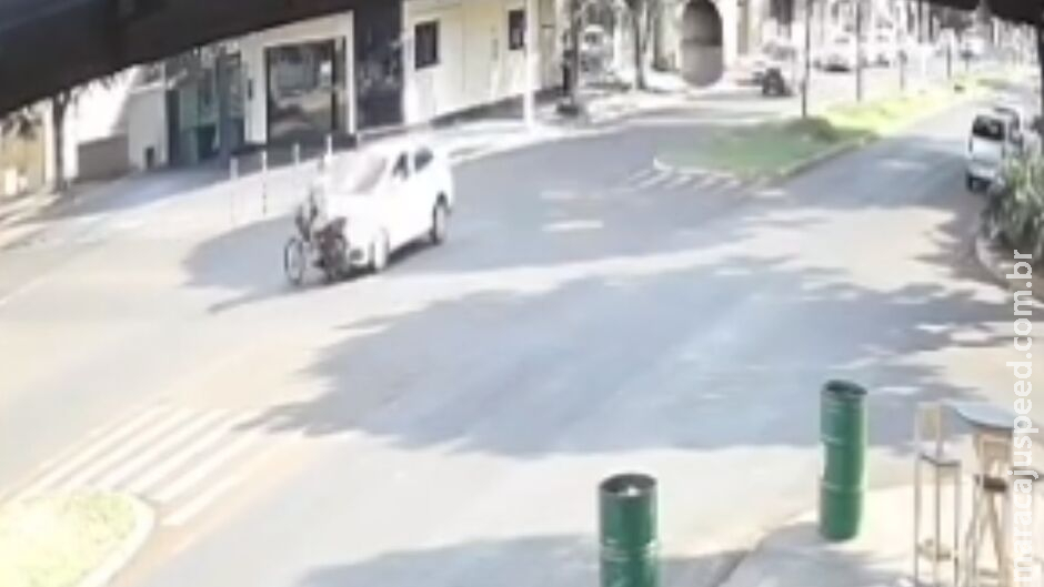 Motociclista fica gravemente ferido após furar preferencial e sofrer batida em Dourados Motociclista fica gravemente ferido após furar preferencial e sofrer batida em Dourados