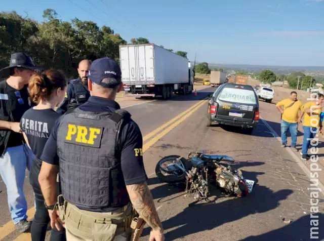 Motociclista morre ao invadir pista contrária e bater em caminhão boiadeiro em Coxim Motociclista morre ao invadir pista contrária e bater em caminhão boiadeiro em Coxim