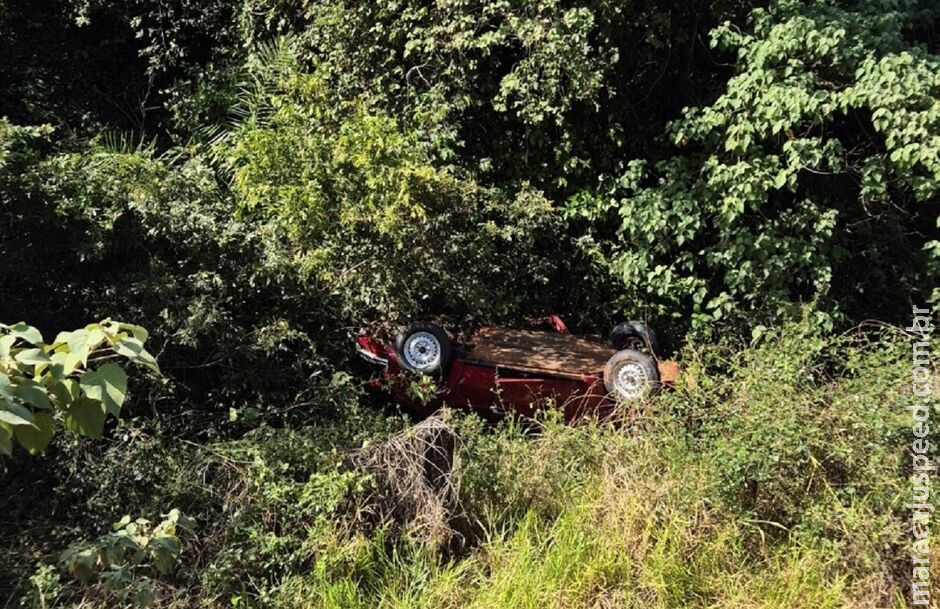 Motorista capota Fusca e vai parar em ribanceira na MS-450 em distrito de Aquidauana Motorista capota Fusca e vai parar em ribanceira na MS-450 em distrito de Aquidauana