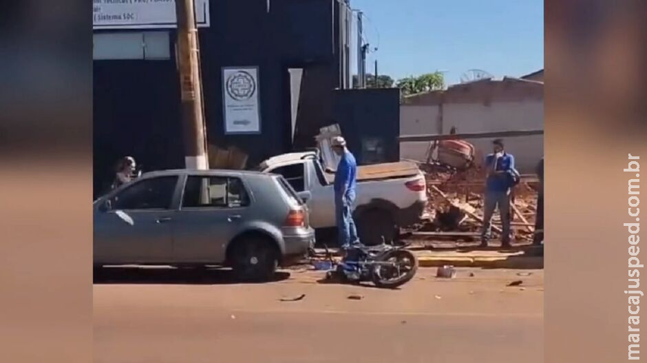 Motorista passa mal ao volante e bate em carro e motos em Sidrolândia Motorista passa mal ao volante e bate em carro e motos em Sidrolândia