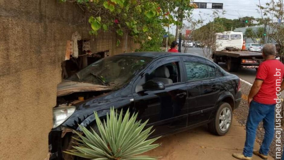 Motorista perde controle em curva e bate carro em muro em Três Lagoas Motorista perde controle em curva e bate carro em muro em Três Lagoas