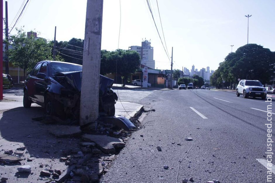 Motorista que bateu carro em poste na Afonso Pena recusou teste do bafômetro duas vezes Motorista que bateu carro em poste na Afonso Pena recusou teste do bafômetro duas vezes