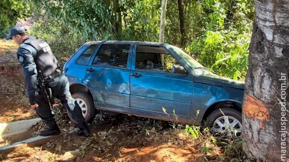 Motorista sofre fratura na clavícula ao colidir carro contra árvore em Aquidauana Motorista sofre fratura na clavícula ao colidir carro contra árvore em Aquidauana