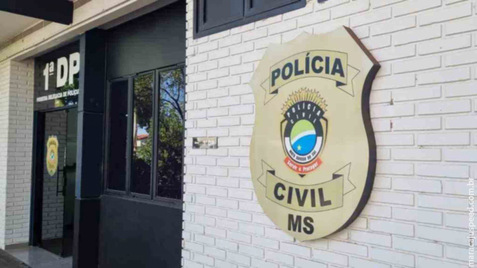 Mulher é espancada com cabo de vassoura e mantida em cárcere junto dos filhos pelo ex-marido Mulher é espancada com cabo de vassoura e mantida em cárcere junto dos filhos pelo ex-marido