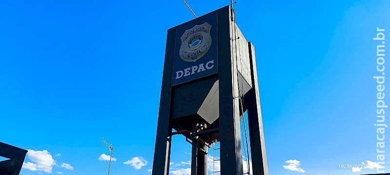 Mulher é presa após bater no namorado em conveniência e desacatar PMs Mulher é presa após bater no namorado em conveniência e desacatar PMs