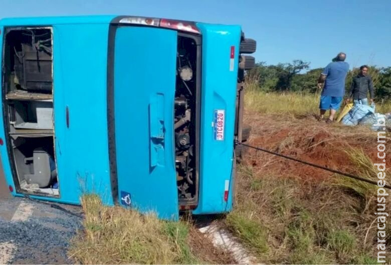 Ônibus tomba e 4 pessoas são socorridos, entre elas um bebê, em MS Ônibus tomba e 4 pessoas são socorridos, entre elas um bebê, em MS