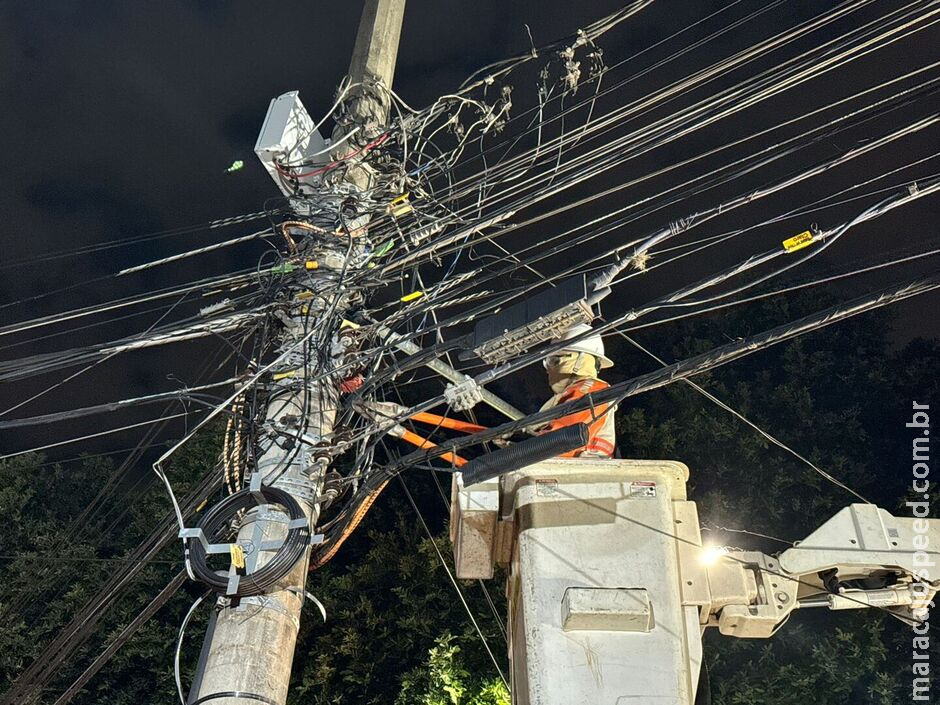 Operação no Centro retira fiação clandestina de empresas de telecomunicações Operação no Centro retira fiação clandestina de empresas de telecomunicações