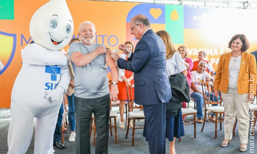 Oposição critica Lula após presidente ter se vacinado contra dengue na rede particular Oposição critica Lula após presidente ter se vacinado contra dengue na rede particular
