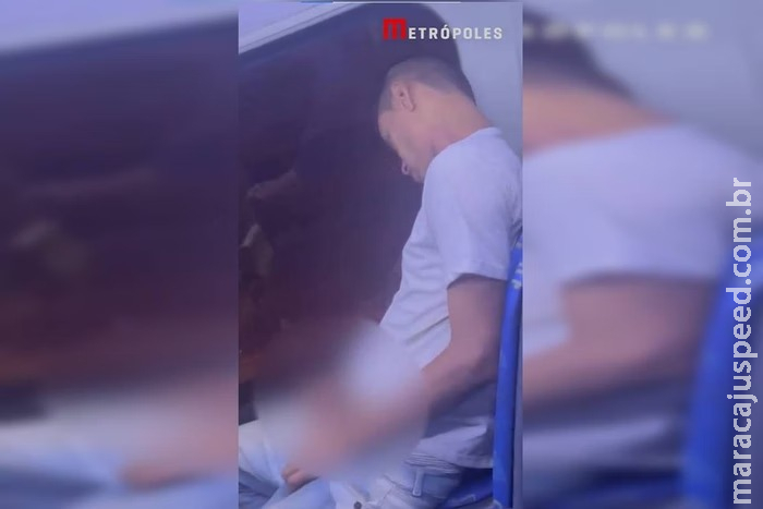 Passageiro dorme com pênis para fora da calça em BRT, no Distrito Federal Passageiro dorme com pênis para fora da calça em BRT, no Distrito Federal