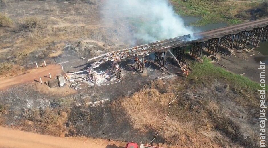 Ponte de madeira tem parte destruída ao ser atingida por fogo no Pantanal, em Corumbá Ponte de madeira tem parte destruída ao ser atingida por fogo no Pantanal, em Corumbá