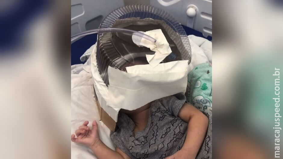 Sem vaga de UTI, bebê usa embalagem de bolo como máscara de oxigênio no RN Sem vaga de UTI, bebê usa embalagem de bolo como máscara de oxigênio no RN