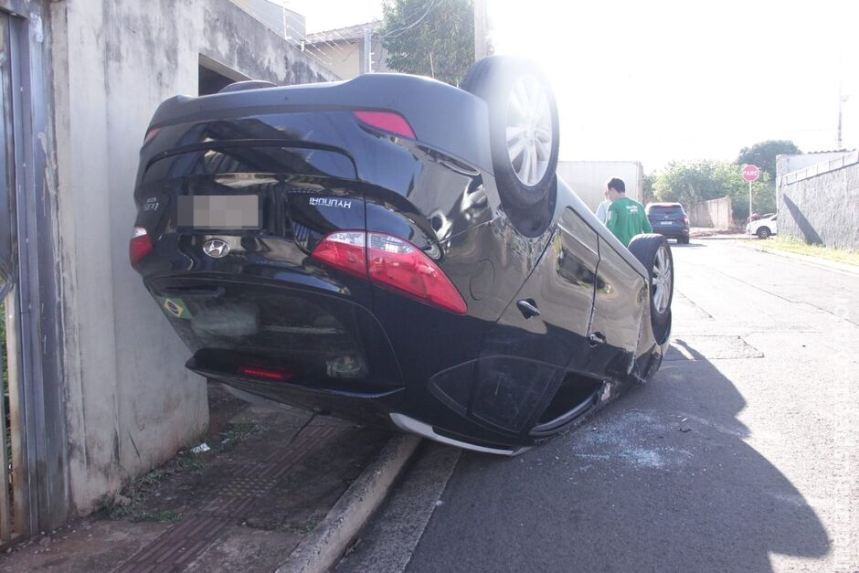 Sol atrapalha e coronel da PM capota carro com filho no Coronel Antonino Sol atrapalha e coronel da PM capota carro com filho no Coronel Antonino