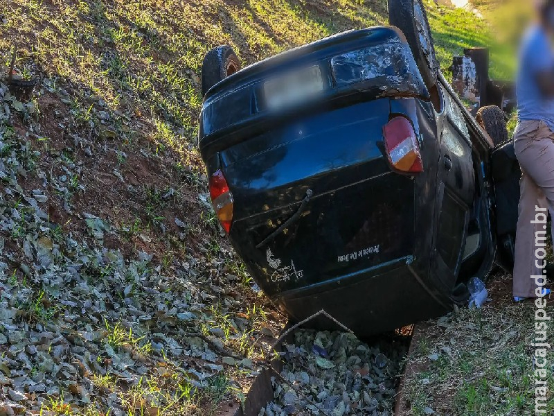 Veículo capota na Av. João Arinos após ser fechado por outro que evade do local do acidente Veículo capota na Av. João Arinos após ser fechado por outro que evade do local do acidente