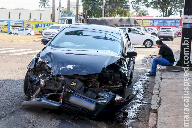 Acidente com ambulância deixa frente de carro destruída na Avenida Afonso Pena Acidente com ambulância deixa frente de carro destruída na Avenida Afonso Pena