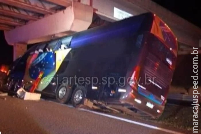 Acidente com ônibus em rodovia no interior de SP deixa 10 mortos Acidente com ônibus em rodovia no interior de SP deixa 10 mortos