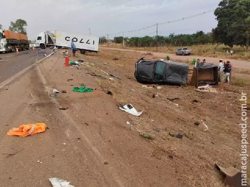 Acidente destrói 3 veículos na BR-163 e deixa um ferido em Coxim Acidente destrói 3 veículos na BR-163 e deixa um ferido em Coxim